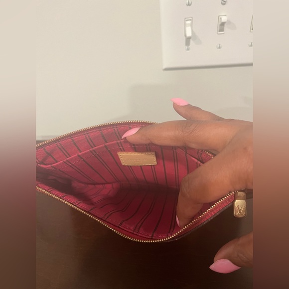 ⭐️ Authentic Louis Vuitton Neverfull MM Pouch ⭐️ - Picture 4 of 7